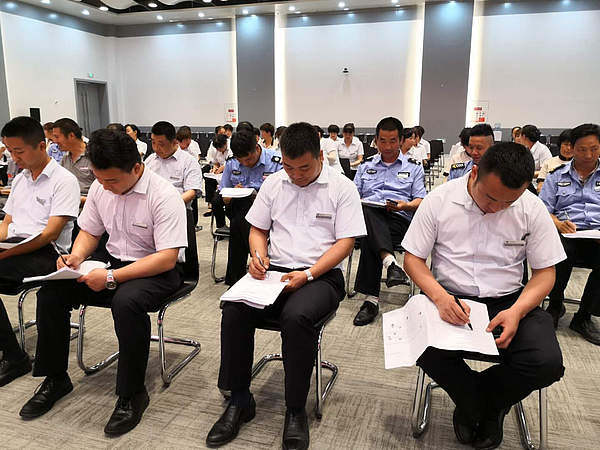 筆試考場(chǎng)員工們?cè)谡J(rèn)真作答.jpg